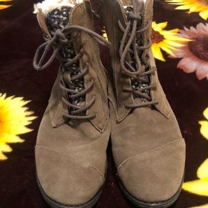 Toms boots size 8 woman’s.